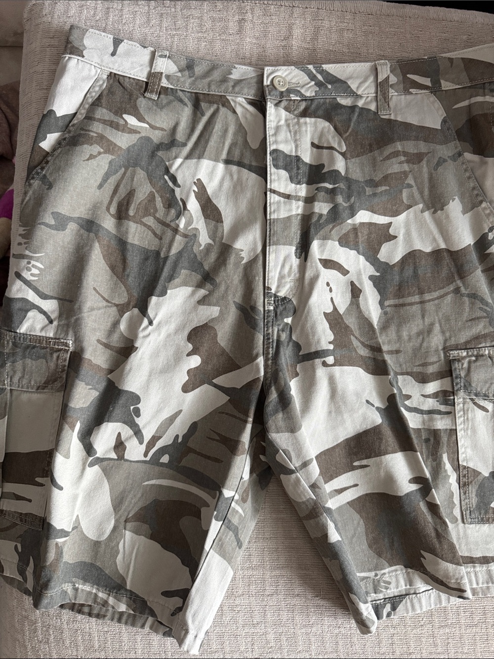 Wrangler Camouflage Cargo Shorts in Gray & Olive Tones, Size: 38